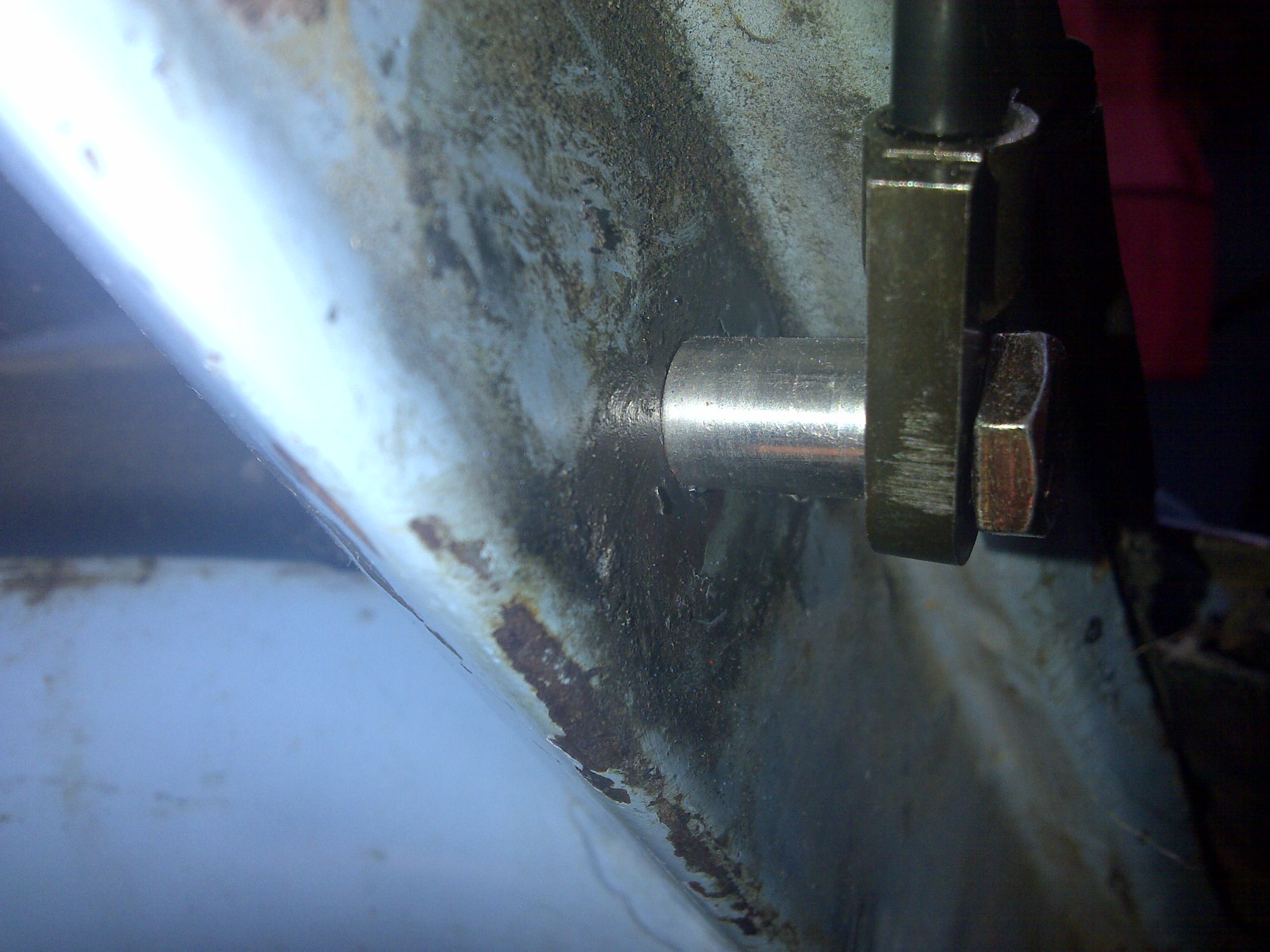 Wagon upper tailgate struts bottom mount.jpg