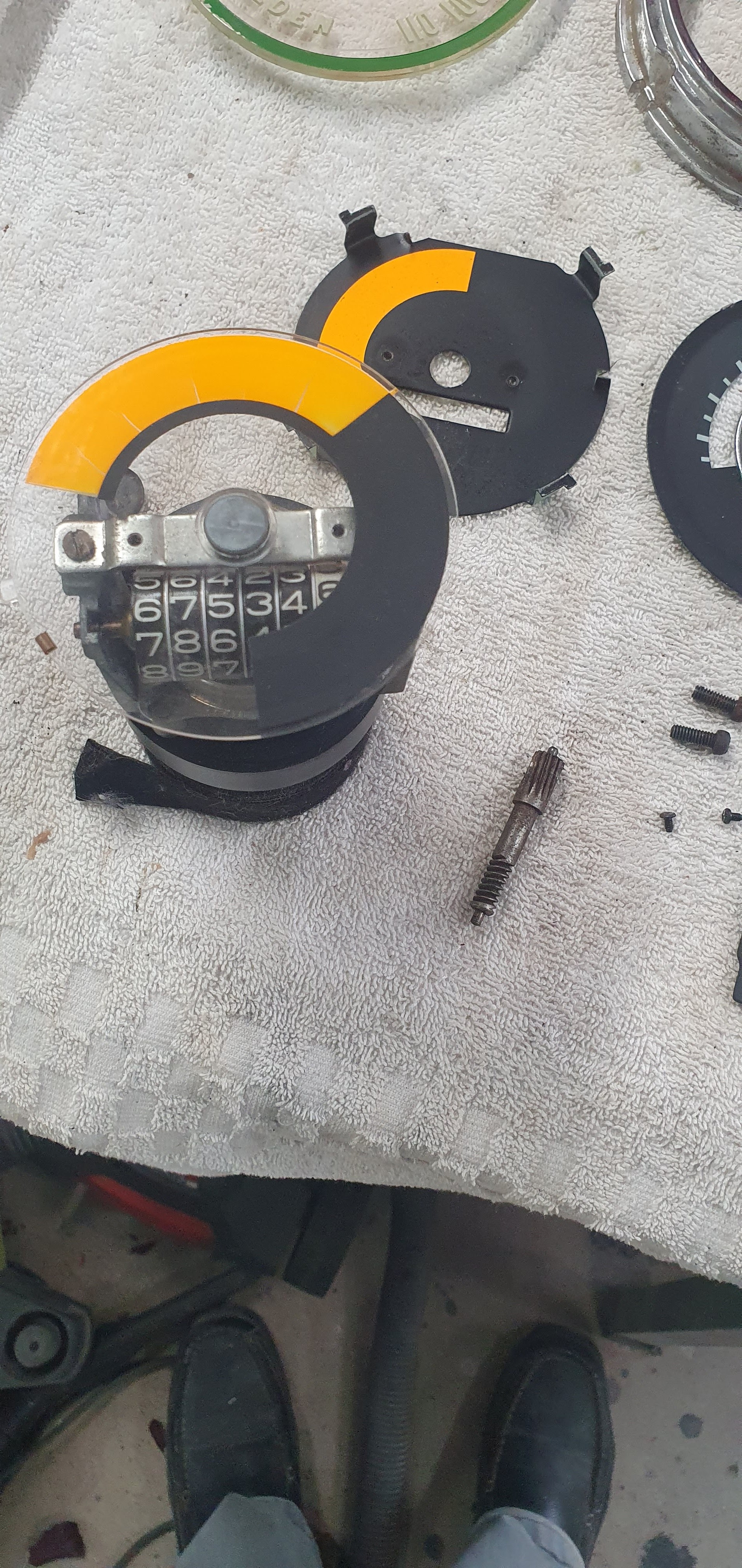 The spinning disc and static backing plate