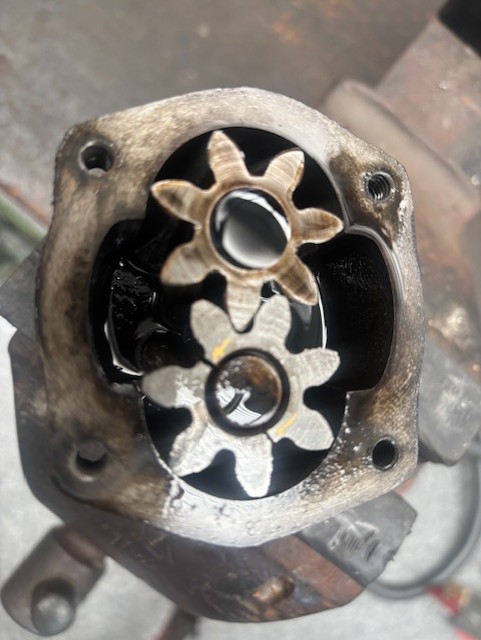 oil pump cracked gears.jpg