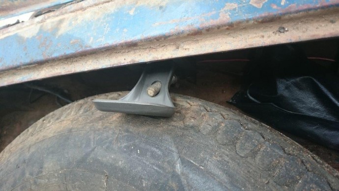 FX-FJ spare wheel holder.jpg