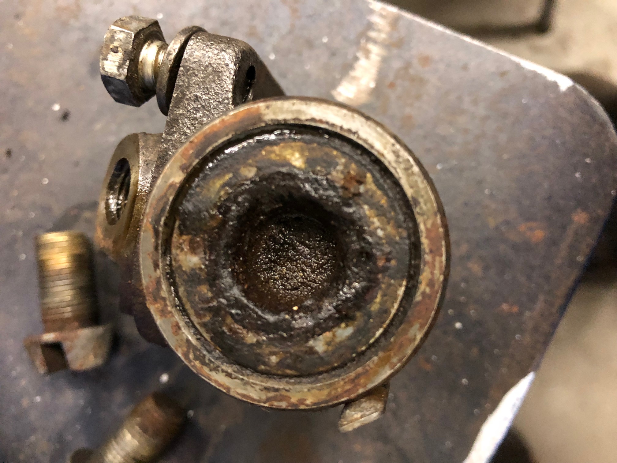 front wheel cylinder rear piston.jpg